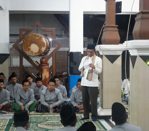 Cerita Mahfud MD Diutus Gus Dur Naik Helikopter Demi Sampaikan Salam Penting ke Kiai Langitan