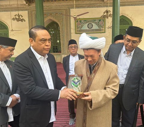 Jenderal Polisi Datangi Masjid Berdiri Tahun 1442 di Xinjiang, Ada Momen Berikan Peci dan Sarung