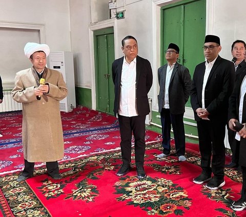 Jenderal Polisi Datangi Masjid Berdiri Tahun 1442 di Xinjiang, Ada Momen Berikan Peci dan Sarung