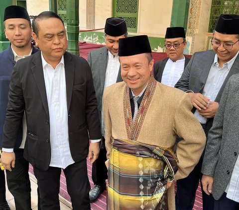 Jenderal Polisi Datangi Masjid Berdiri Tahun 1442 di Xinjiang, Ada Momen Berikan Peci dan Sarung