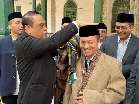 Jenderal Polisi Datangi Masjid Berdiri Tahun 1442 di Xinjiang, Ada Momen Berikan Peci dan Sarung