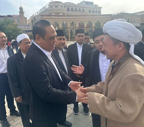 Jenderal Polisi Datangi Masjid Berdiri Tahun 1442 di Xinjiang, Ada Momen Berikan Peci dan Sarung