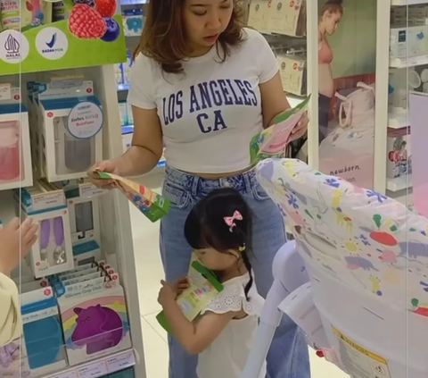 Momen Penuh Kehangatan Kiky Saputri Bareng Anak Angkat, Bernama Aisya - Parasnya Cantik Menggemaskan