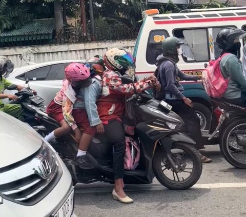Viral Aksi Ibu Bonceng dan Ikat Dua Anaknya agar Tidak Jatuh dari Motor, Curi Perhatian Warganet