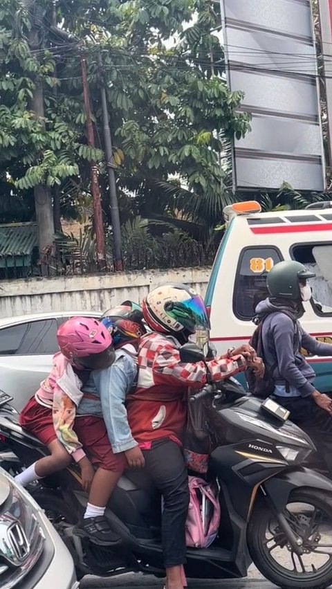 Viral Aksi Ibu Bonceng dan Ikat Dua Anaknya agar Tidak Jatuh dari Motor, Curi Perhatian Warganet