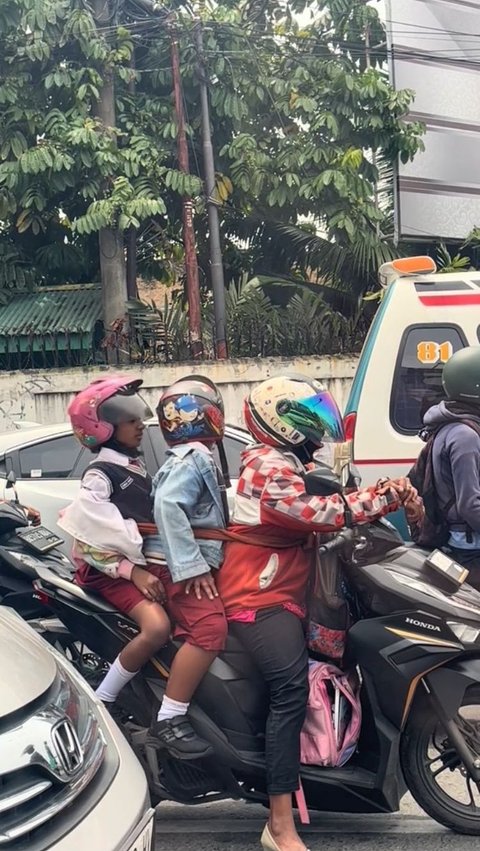 Viral Aksi Ibu Bonceng dan Ikat Dua Anaknya agar Tidak Jatuh dari Motor, Curi Perhatian Warganet