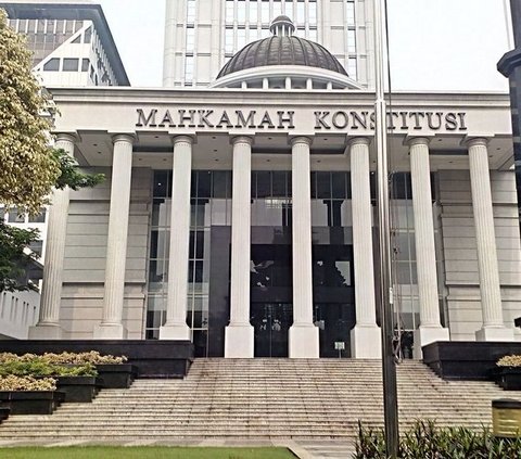 Sosok Saldi Isra dan Arief Hidayat, Hakim MK yang Ungkap Kejanggalan Putusan Kepala Daerah Bisa Jadi Capres Cawapres