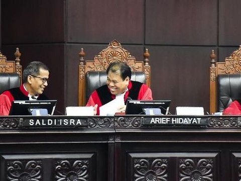 Sosok Saldi Isra dan Arief Hidayat, Hakim MK yang Ungkap Kejanggalan Putusan Kepala Daerah Bisa Jadi Capres Cawapres