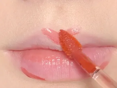 Memakai Lipstik di Tepi Bibir