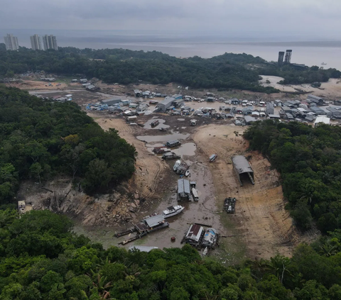 Anak-anak sungai Amazon yang mengering dengan cepat telah menyebabkan perahu-perahu karam sehingga berakibat terputusnya transportasi air yang memasok makanan dan air ke desa-desa terpencil.<br>