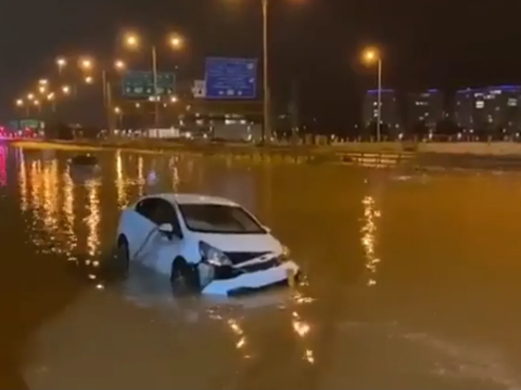 Tornado Sweeps Tel Aviv City After Flash Floods, Israel Postpones Attack on Gaza