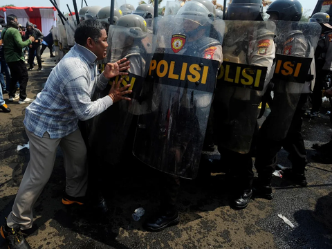 FOTO: Melihat Kesiapan Pasukan Kepolisian Menghadapi Perusuh untuk Pengamanan Pemilu 2024