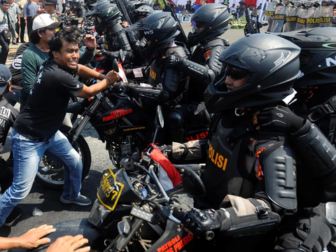 FOTO: Melihat Kesiapan Pasukan Kepolisian Menghadapi Perusuh untuk Pengamanan Pemilu 2024