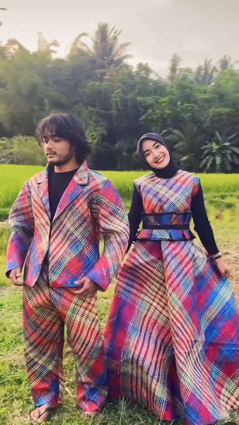 Not Finished Thinking, This Couple Took Pre-wedding Photos Using Vintage Mat Outfits, Creative Indeed!