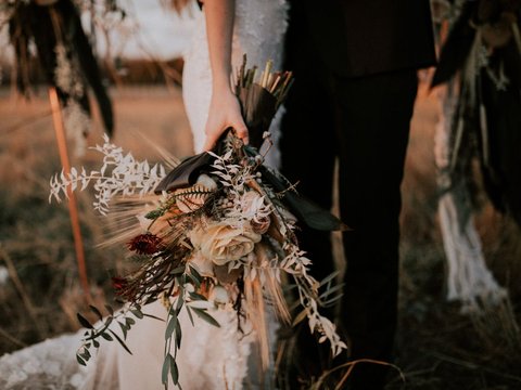 Never Ending Fikri, This Couple Takes Pre-Wedding Photos Using Ancient Mat Outfits, Super Creative!