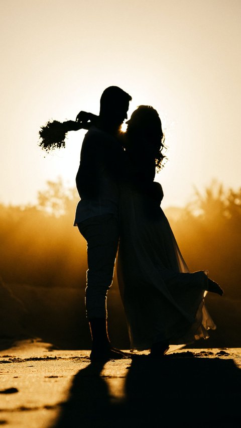 Never Ending Fikri, This Couple Takes Pre-Wedding Photos Using Ancient Mat Outfits, Super Creative!