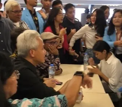 Orang Lain Sibuk Berebut Minta Foto, Wanita Ini Justru ‘Tak Peduli’ Tetap Habiskan Makanannya di Depan Bacapres Ganteng