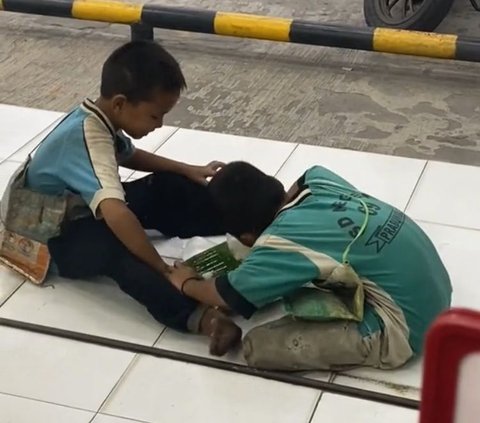 Viral Momen Bocah Laki-Laki Makan Sebungkus Nasi Berdua Sambil Tersenyum, Buat Warganet Sedih