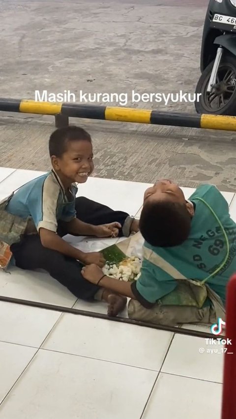 Viral Momen Bocah Laki-Laki Makan Sebungkus Nasi Berdua Sambil Tersenyum, Buat Warganet Sedih