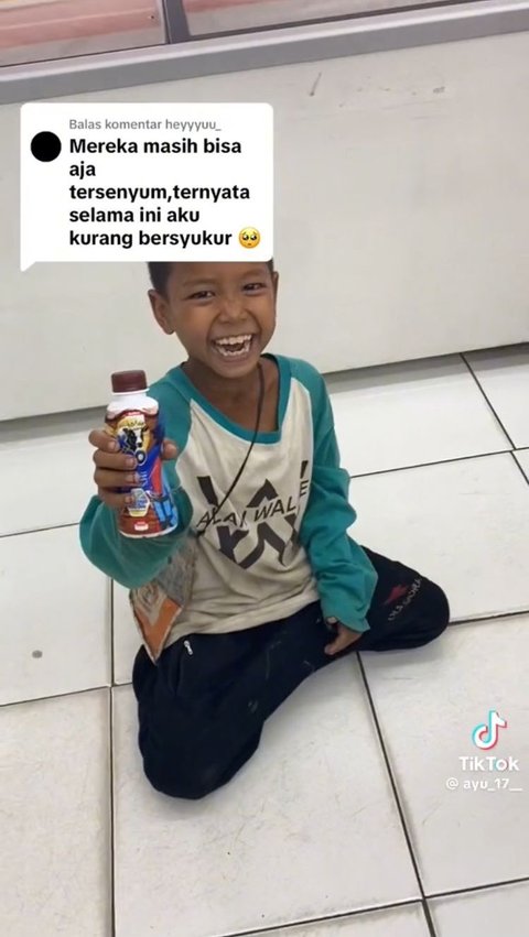 Viral Momen Bocah Laki-Laki Makan Sebungkus Nasi Berdua Sambil Tersenyum, Buat Warganet Sedih