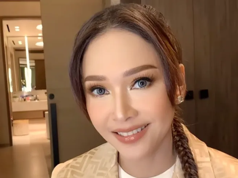 Dirias Brown Makeup, Maia Estianty Praised to Look 30 Years Younger