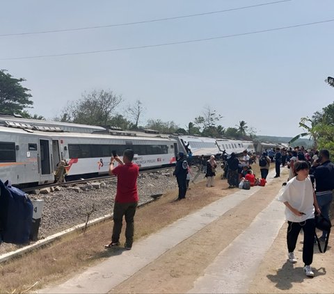 Tense Moments as Argo Semeru Train Derails and Collides with Argo Wilis Train Passing By