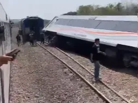 Tense Moments as Argo Semeru Train Derails and Collides with Argo Wilis Train Passing By