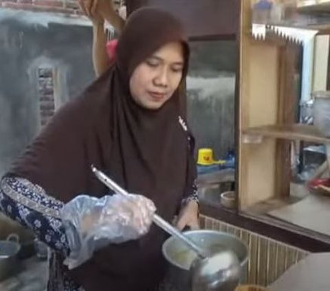 Menikmati Soto Bumbung, Kuliner Khas Klaten yang Disajikan di Atas Wadah Bambu