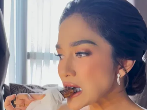 Laugh! Ussy Sulistiawati Shares a Tutorial on Eating Fried Bananas Without Ruining Lipstick