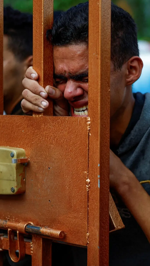 FOTO: Wajah Sedih dan Tangis Histeris Warga Gaza Kehilangan Anggota Keluarga Setelah Gempuran Rudal Israel di Khan Younis