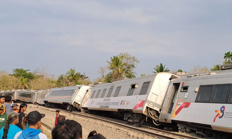 Proses Evakuasi Penumpang Kereta Api Alami Kecelakaan Masih Berlangsung, Kedua Jalur Tak Bisa Dilalui