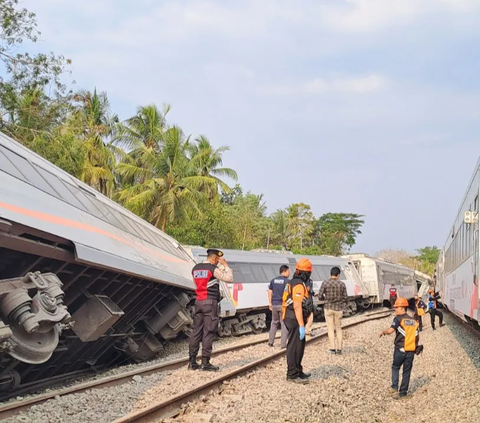 Adapun insiden anjlok KA Argo Semeru tengah menjadi viral di plaform sosial media X (Twitter). Dalam unggahan, sejumlah akun tampak sejumlah gerbong KA Argo Semeru terguling hingga menutup dua jalur rel kereta api. 