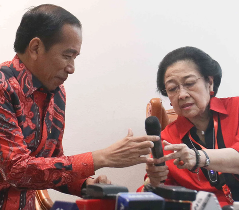 Andi menilai situasi politik saat ini ada perseteruan antara Presiden Joko Widodo dengan Ketum PDIP Megawati Soekarnoputri.