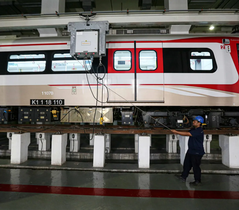 Mekanik melakukan proses perawatan ringan pada  rangkaian kereta di Depo LRT Jakarta di daerah Pegangsaan Dua, Jakarta, Selasa (17/3/2023).