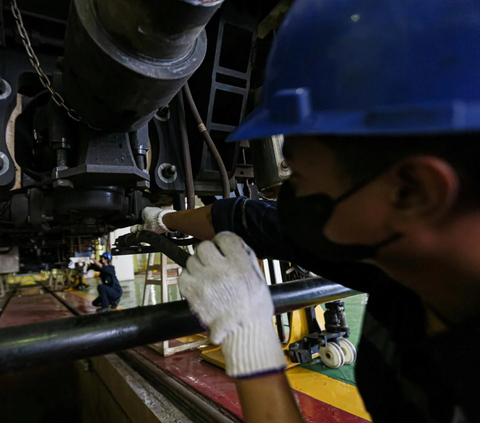 FOTO: Intip Proses Perawatan Ringan Rangkaian Kereta di Depo LRT Pegangsaan Dua