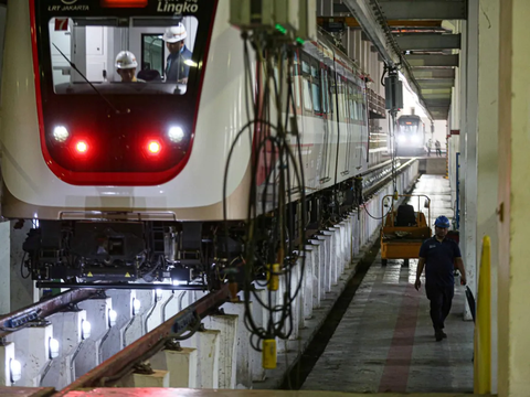 FOTO: Intip Proses Perawatan Ringan Rangkaian Kereta di Depo LRT Pegangsaan Dua