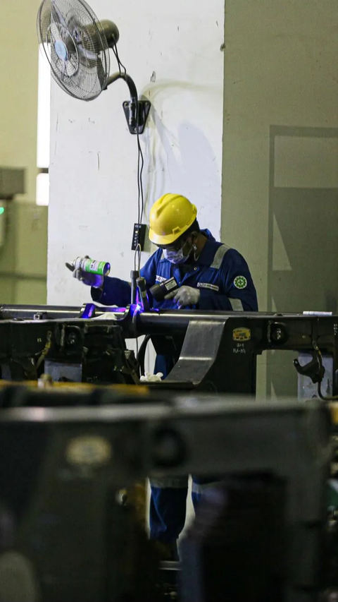 Mekanik saat melakukan proses perawatan ringan pada bagian dari rangkaian kereta di Depo LRT Jakarta, Pegangsaan Dua.