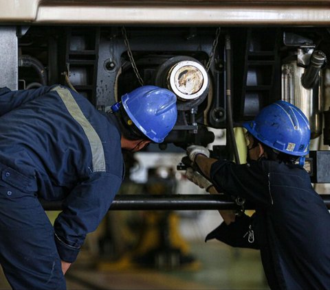 FOTO: Intip Proses Perawatan Ringan Rangkaian Kereta di Depo LRT Pegangsaan Dua