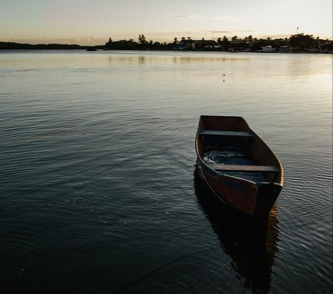 Melaut Sendirian Sampan Terasa Berat dan Terdengar Orang Bermain Air di Buritan, Pas Menoleh ke Belakang Lihat Makhluk Besar Ikut Menumpang