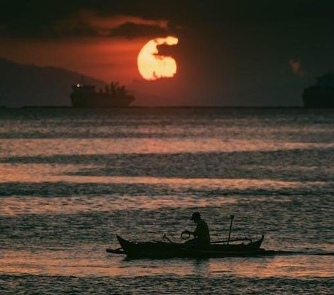 Melaut Sendirian Sampan Terasa Berat dan Terdengar Orang Bermain Air di Buritan, Pas Menoleh ke Belakang Lihat Makhluk Besar Ikut Menumpang