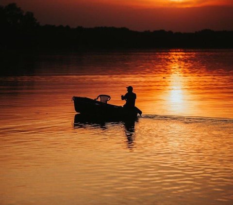 Melaut Sendirian Sampan Terasa Berat dan Terdengar Orang Bermain Air di Buritan, Pas Menoleh ke Belakang Lihat Makhluk Besar Ikut Menumpang