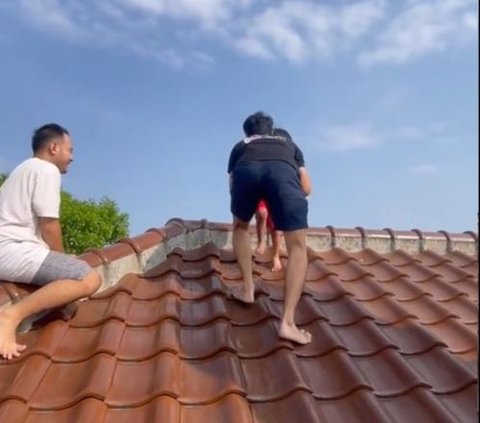 Causing Panic, Boy Climbs on Roof of House After Watching Cartoon