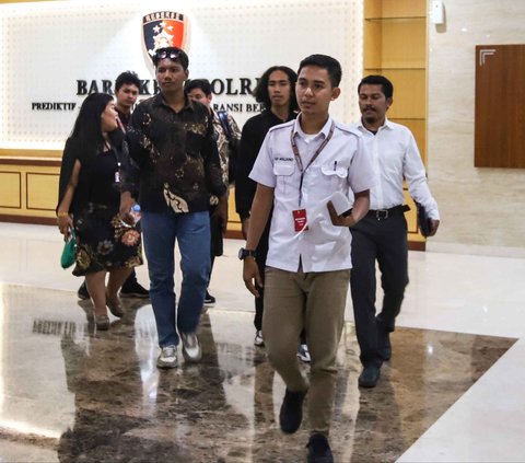 FOTO: Bareskrim Periksa Pelapor Kasus Dugaan Hoaks Adik Prabowo yang Seret Nama Jokowi