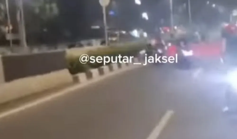 Video pemotor menerobos pembatas JLNT Casablanca itu diunggah melalui akun Instagram (IG) @seputar_jaksel pada Senin (16/10) lalu. Dalam video tersebut, nampak iring-iring pemotor memaksa melintas di jalan yang sudah ditutup.<br>