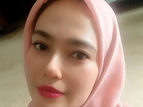 Divorced by Husband, Catherin Wilson Appears Different with Wearing Hijab