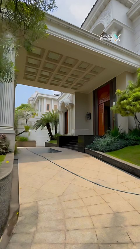This house has a complete lobby area with a large canopy, similar to those found in luxury hotels.