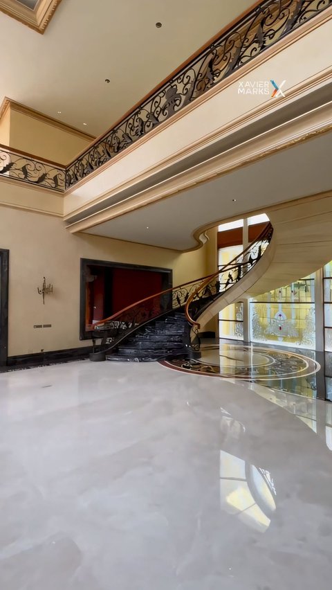 Apart from using an elevator, this house also has a classic staircase to access the second floor.