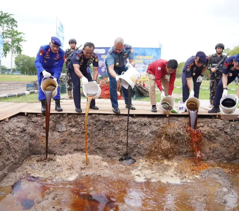 KKP Musnahkan 1,7 Ton Obat Ikan Tak Terdaftar & Belasan Alat Tangkap Merusak