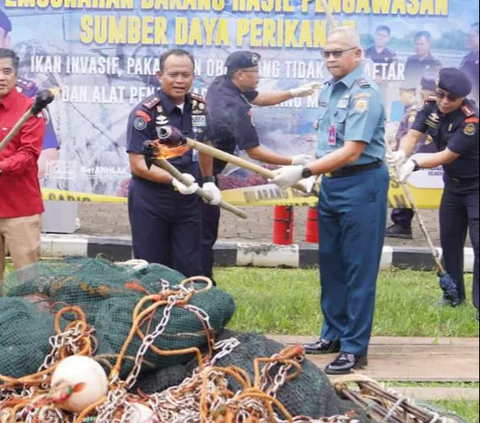 KKP Musnahkan 1,7 Ton Obat Ikan Tak Terdaftar & Belasan Alat Tangkap Merusak