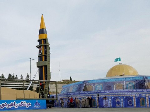 FOTO: Ngeri! Ini Penampakan Rudal Iran yang Bisa Jangkau Israel: Sanggup Bawa Bom Seberat 1,5 Ton